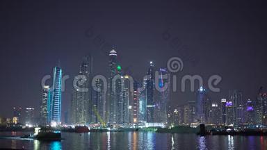 迪拜在晚上准备2020年世<strong>博会</strong>，建筑建设。 船沿JBR码头游泳。 从海上或棕榈岛观看